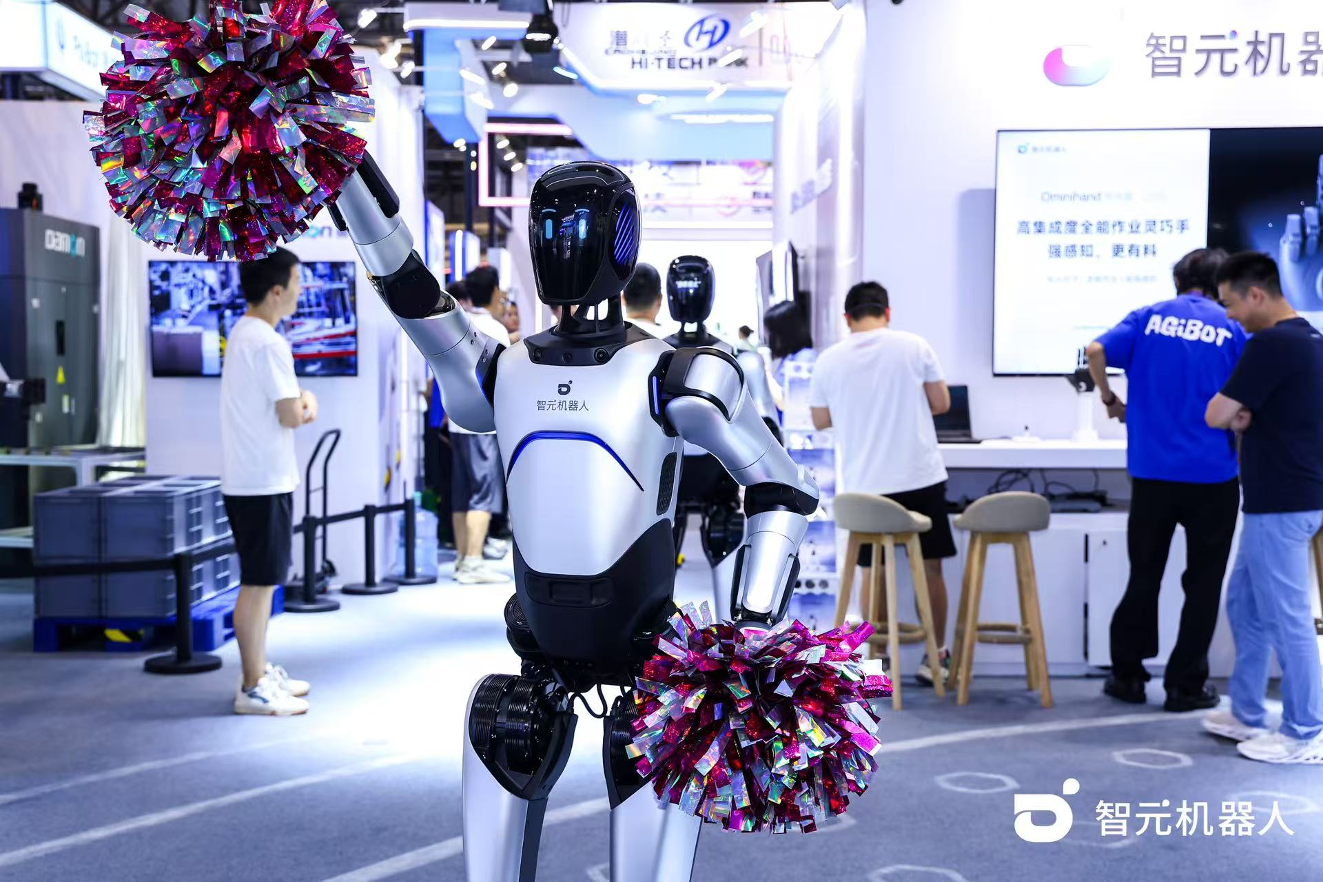 okooo澳客机器人 WAIC 首日展台火爆，机器...